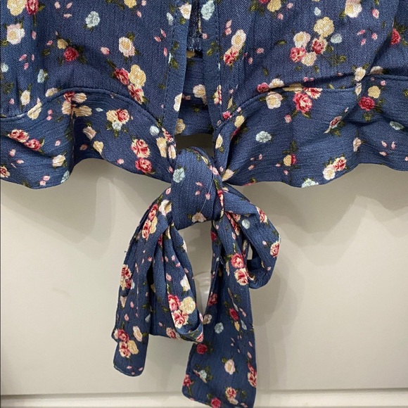 Polly & Esther Navy Floral Lace Trim Blouse. Beautiful and Feminine. XS. NWT - Picture 9 of 11